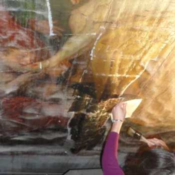 Collage des papiers de protections sur les zones en soulèvements sur la toile encore en place