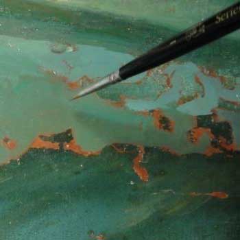 Les retouches sont réalisées sur des premiers tons à l'acrylique sur les lacunes les plus importantes.