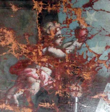 Détails de la restauration de l'ange : Le petit ange est entièrement repeint. Les épais mastics masquent de nombreuses lacunes de couche picturale. 