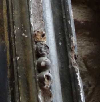 Détail du cadre avant et après restauration