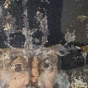 Le visage avant intervention, après nettoyage puis après retouche.